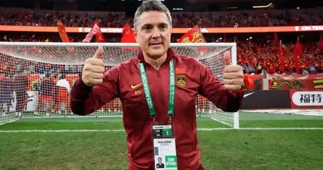 U23亚洲杯决赛国足半场0比2落后日本队，王钰栋低级错误导致丢球