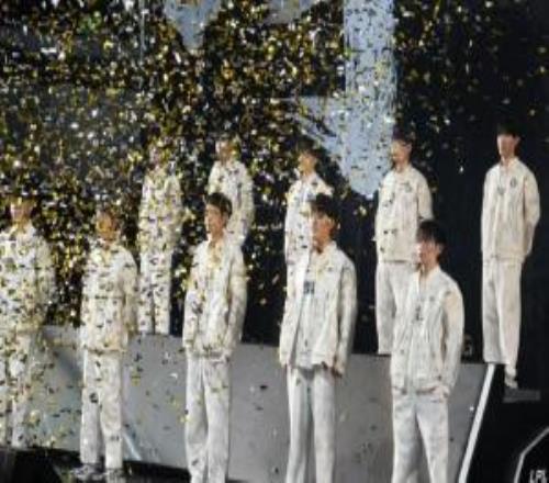 对冲LPL出征服采用全白设计，而已公布的GENT1队服则为全黑