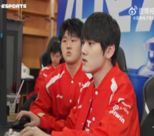 TES公布败决决赛全程记录：哥哥决赛回到后台复盘期间表情坚毅