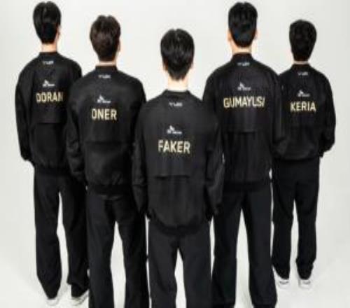 T1公布全新队服：全黑配色+金色选手ID，五星代表五届世界冠军