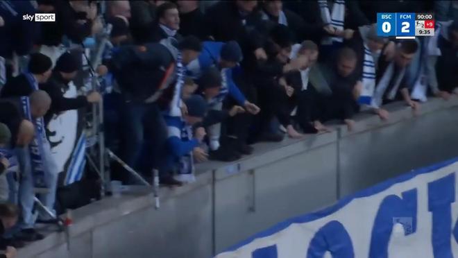 马格德堡球员庆祝进球,不幸跌入2.7米的沟中但安全逃出 马格德堡球员庆祝进球,不幸跌入2.7米的沟中但安全逃出