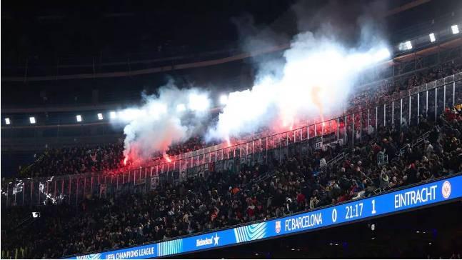 每体:法兰克福球迷在诺坎普制造骚乱,将面临欧足联的处罚 每体:法兰克福球迷在诺坎普制造骚乱,将面临欧足联的处罚