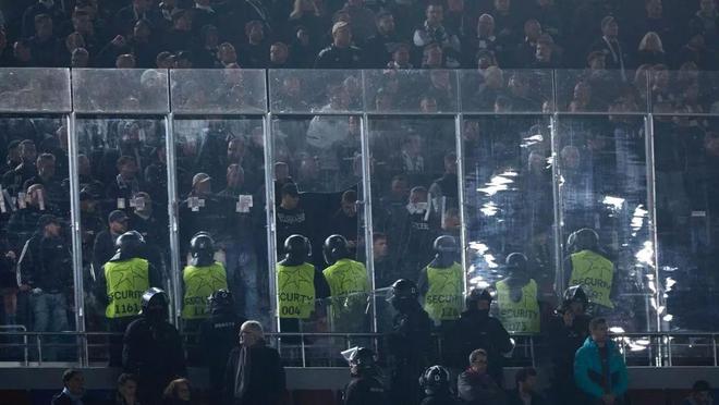 每体：法兰克福球迷有1000人无门票想混进场，被安保当时驱离