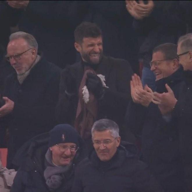 身份升级？穆勒与埃贝尔同坐看台，欢笑庆祝卡尔进球