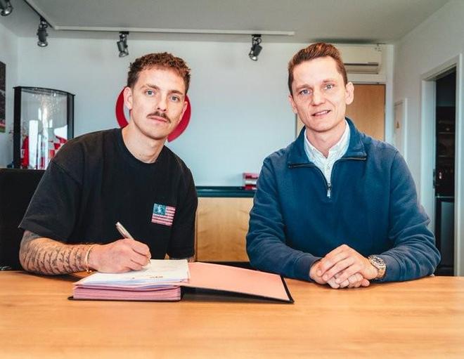 官方：美因茨签下奥格斯堡前锋蒂茨，双方签约两年半