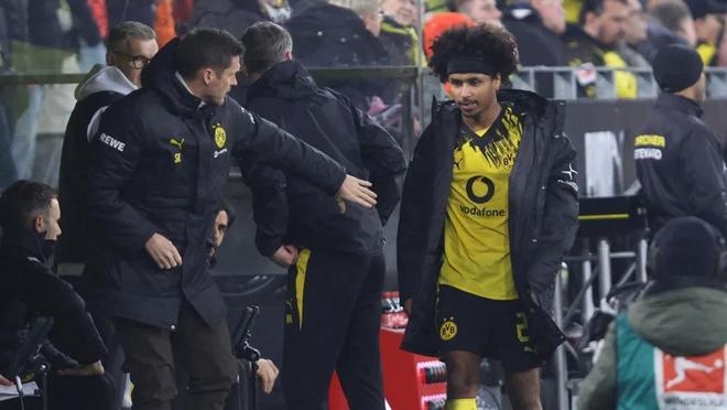 图片报：阿德耶米因换下场时发火被多特罚款9万欧