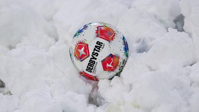 官方:因球场积雪结冰严重,圣保利vs莱比锡的比赛延期 官方:因球场积雪结冰严重,圣保利vs莱比锡的比赛延期