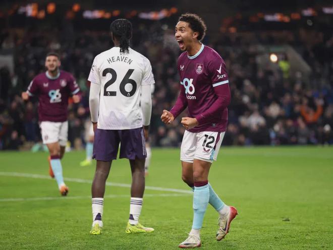 补强后防！曝曼联盯上德甲1米96巨塔 考虑冬窗先租后买