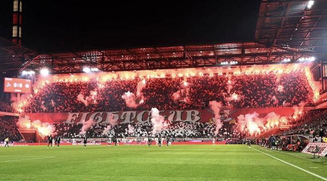 科隆球迷放烟火致球场能见度下降，拜仁与科隆的比赛被迫中断