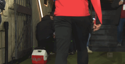 倒霉，奥格斯堡中场亚基奇在球员通道下楼梯时崴脚被换下