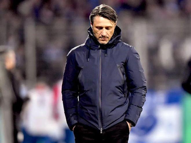 记者：多特蒙德主教练科瓦奇已进入曼联的主帅候选名单；天空体育：对阵瓜帅的曼城 ，B费创造1纪录