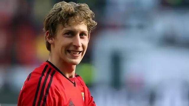 基斯林觉得斯文松太紧张了，科瓦奇出现了换人失误