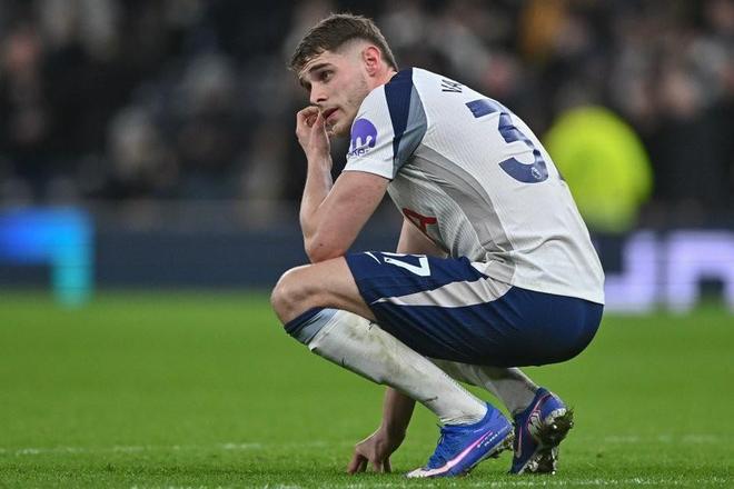 记者：备战法兰克福赛前，范德芬和波罗缺席热刺今天的训练