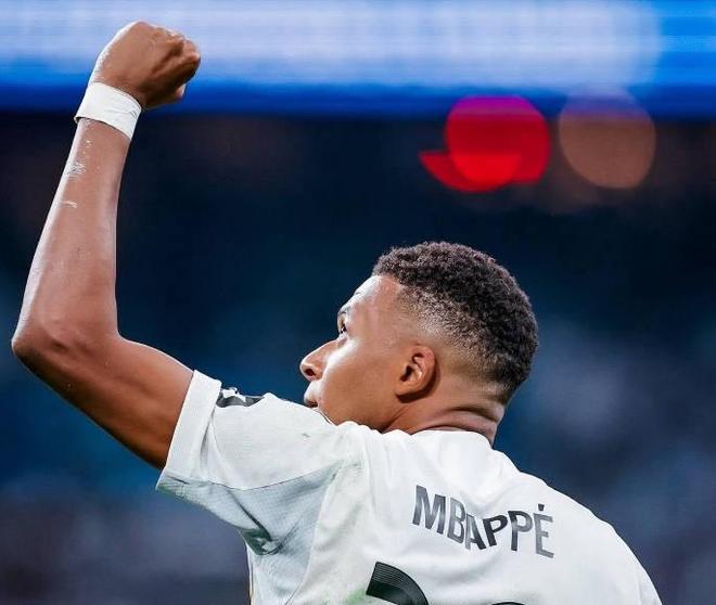 科贝记者：姆巴佩左手无名指骨折，不过能照常出战曼城