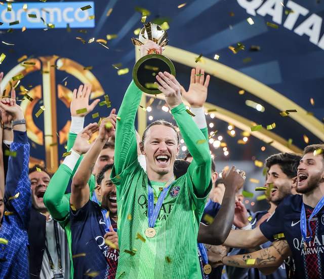 4次扑点 6冠加身！俄罗斯门将封神之作：巴黎全队致敬英雄