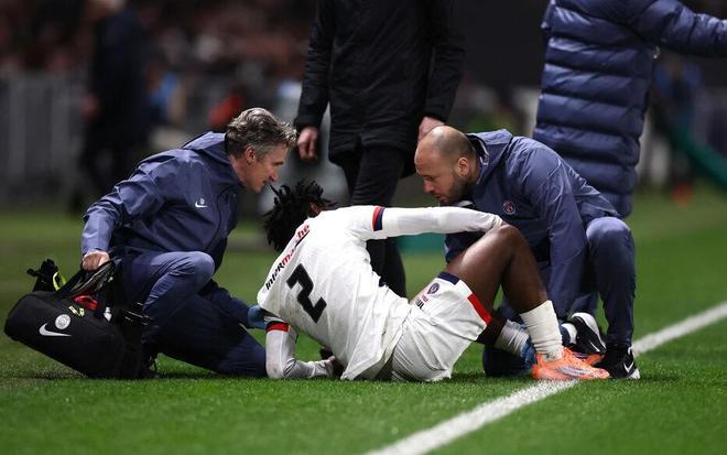 巴黎小将博利首次代表一线队出场却上半场就伤退，含泪离场