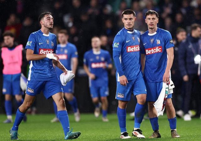 法媒：踢完巴黎后，旺代丰特奈球员纷纷向巴黎众将索要球衣