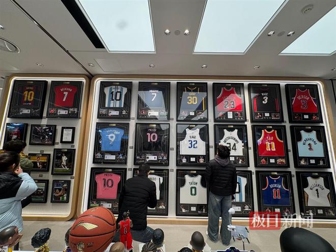 胖东来新店售卖签名球衣，包括梅西、姆巴佩等球星，最贵乔丹球衣138000元，客服：已有人购买