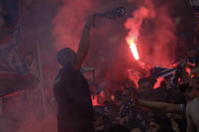 巴黎人报：大巴黎极端球迷在埃菲尔铁搭放烟火，被警方控制