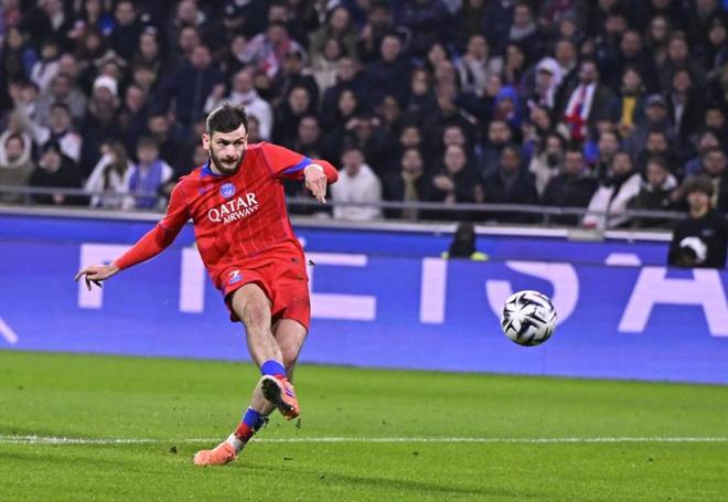 记者:克瓦拉茨赫利亚昨日训练中受伤,今天在室内训练 记者:克瓦拉茨赫利亚昨日训练中受伤,今天在室内训练