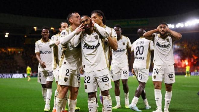 力压大巴黎！朗斯3-0完胜图卢兹，强势登顶法甲榜首