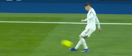 贡萨洛-加西亚打进世界波后，姆巴佩在看台上站起来为其鼓掌