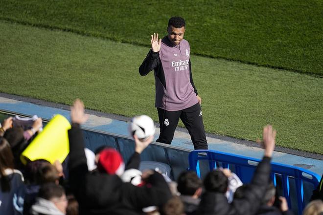 仅休战11天！姆巴佩已抵达沙特 为赛季首冠拼了 或打止痛针踢巴萨