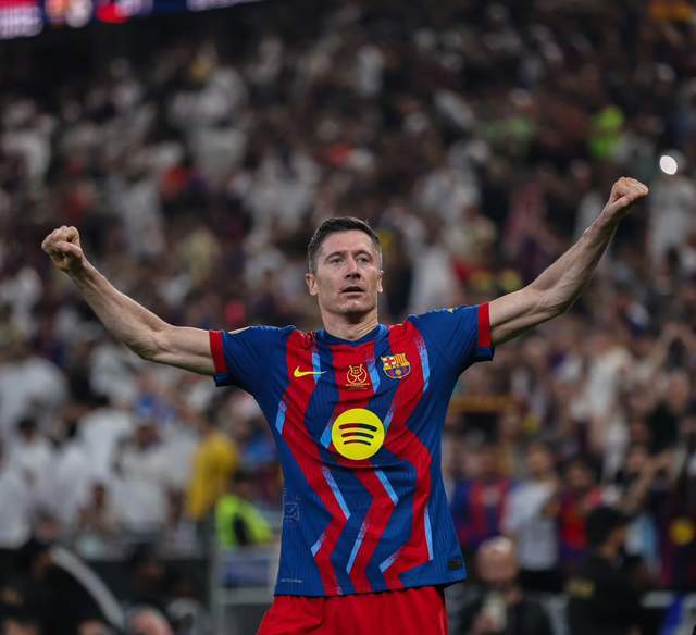 3-2！巴萨击败皇马，捧起超级杯冠军！德容飞铲姆巴佩，吃到红牌