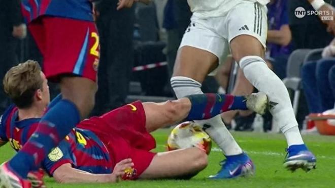 西班牙超级杯决赛惊险一幕：德容补时飞铲姆巴佩染红