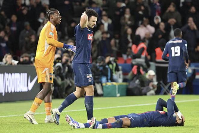 贡萨洛-拉莫斯：对手采取了消极比赛的战术，裁判没采取行动