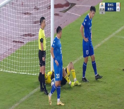 太想进一个了！常州队远射中柱，心急补射将南京门将撞到门柱上
