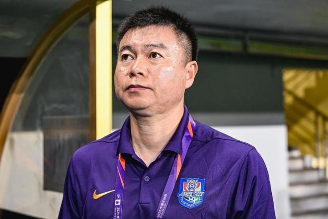 被骂于白旗？51岁国足名宿回怼：我率队6次狙击强队+让海港丢2分