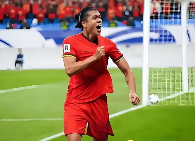 他是跟张琳芃齐名的89中卫，曾是国足主力，如今已退役踢野球