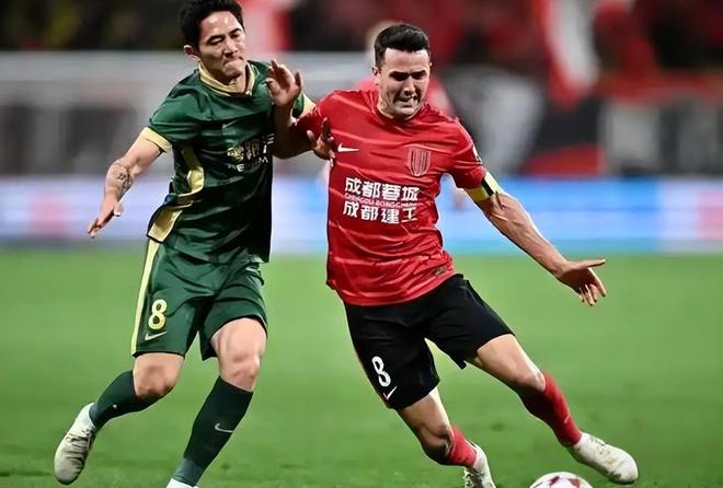 邵佳一胆子真大！刚接手就考虑弃用国足主力后腰搭档，引发热议