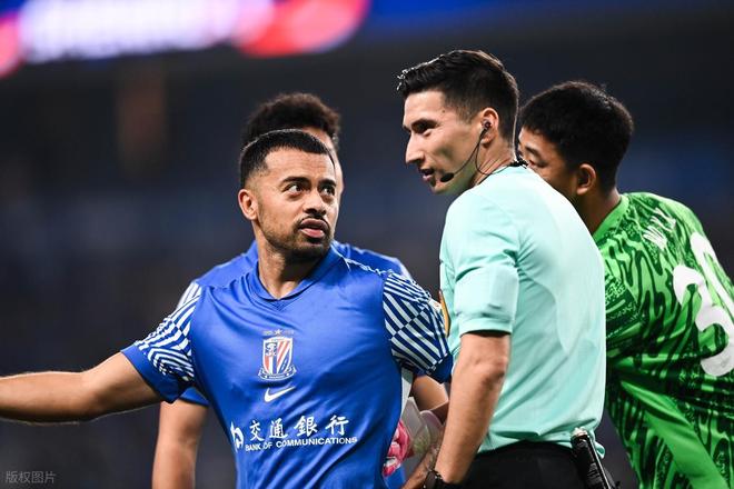 闹僵了！申花这次不妥协了？王牌归化国脚面临离队，双方互不让步