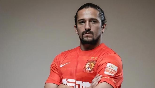 郑智若出任青岛西海岸新帅，可以邀请这位归化国脚回归，值得期待