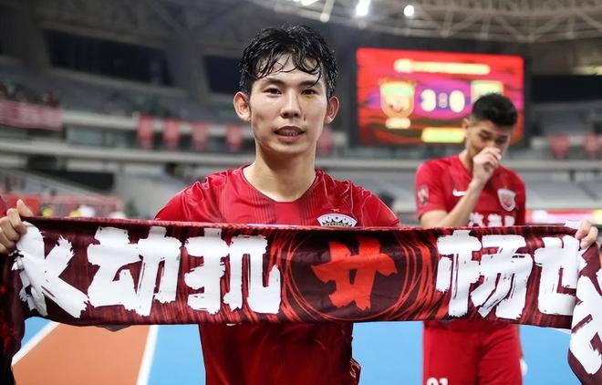 邵佳一胆子真大！刚接手国足就助上港三王牌圆了国脚梦，引发热议