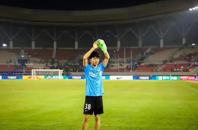 大连英博明年该留下的球员，李国旭一个都没放走，已完成三笔续约