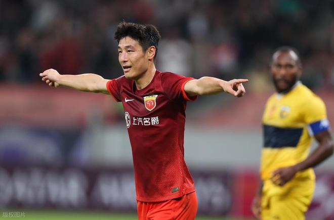 中国足球的悲哀！国足前锋本赛季0进球0助攻，却成中国金球奖候选