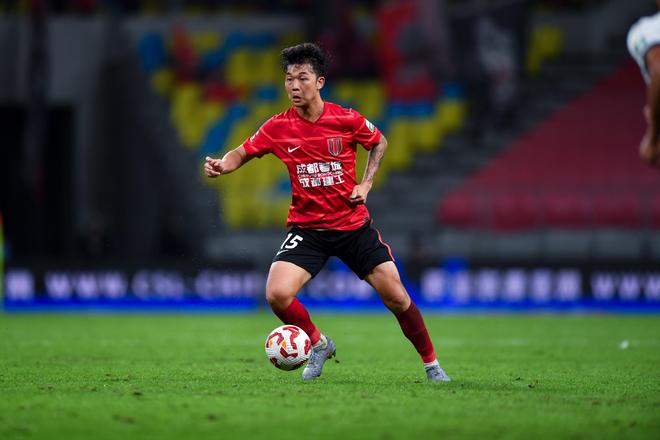 恒大冠军中场或加盟辽宁铁人，国青后卫+26岁即战力，也有意加盟