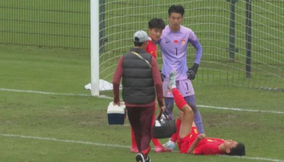 卫冕首战崩盘！U15东亚杯：中国0-3日本 5分钟连丢2球 防线屡走神