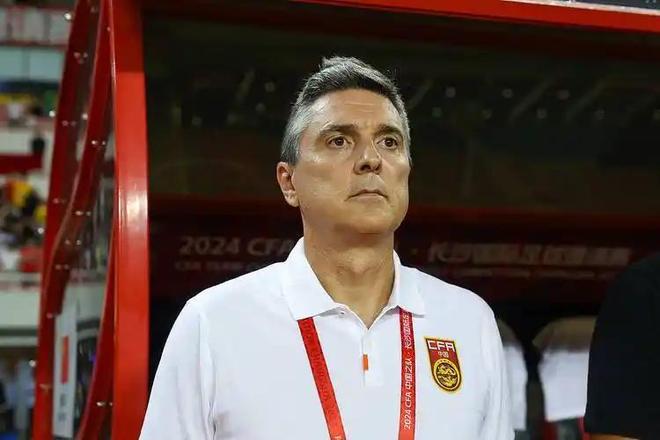 李新翔离队 U22国足又折一臂！两大中卫积极恢复 大赛前踢4场热身