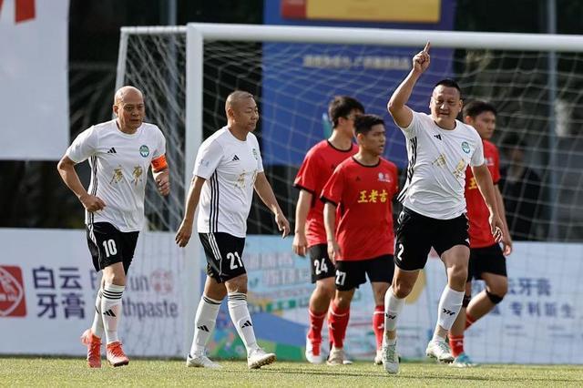 职业足球老伙伴广药白云山队竖旗 老国脚践行足球公益