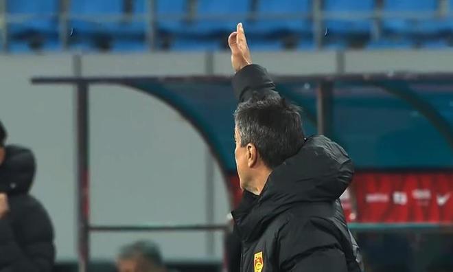 安东尼奥变魔鬼！国脚回房倒头便睡，元旦过招伊 王博豪一脚造7黄