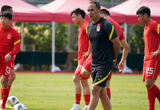 无奈！前国足教练：中国球员压力太小，都是有钱人，没有留洋野心