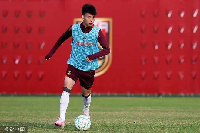 首战告捷！热身赛：U22国足1比0吉尔吉斯斯坦 王钰栋制胜球