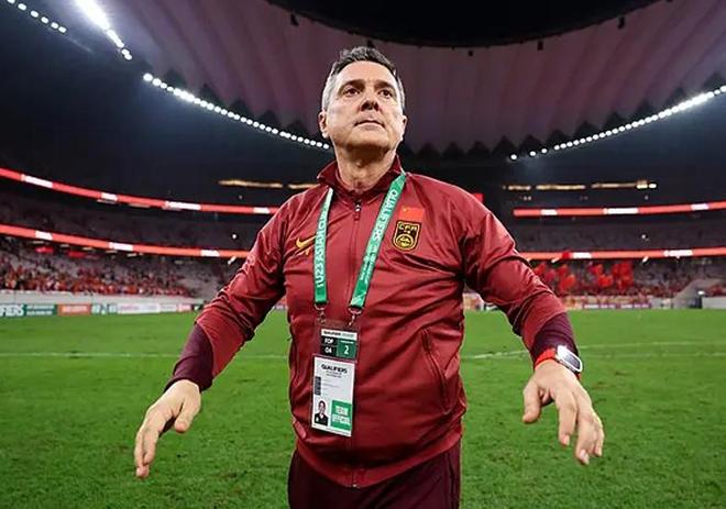 大脚尼奥打5后卫！毛伟杰小鲍首发彭啸替补 王钰栋必成伊拉克噩梦