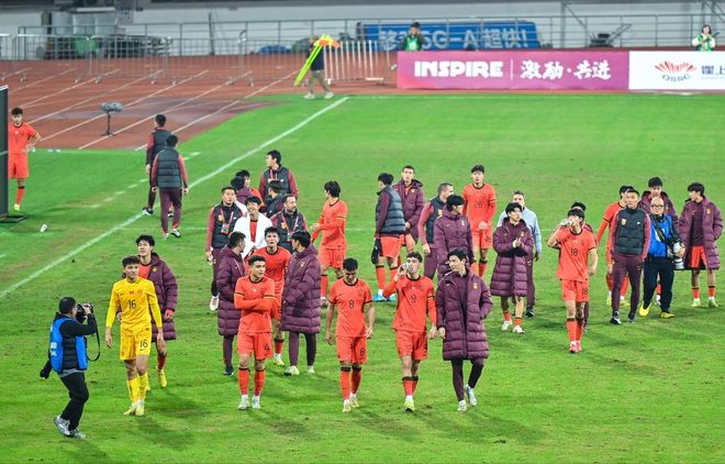 U22国足训练后游迪拜！海港铁卫偶遇巴萨新星，王钰栋穿热刺球衣