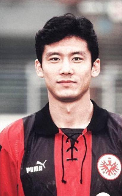 国足留洋传奇，24岁在德甲当主力，娶舞蹈演员生一子，如今怎样了