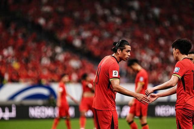 聚焦｜新国足“新老搭配”起航 邵佳一逐步推进年轻化